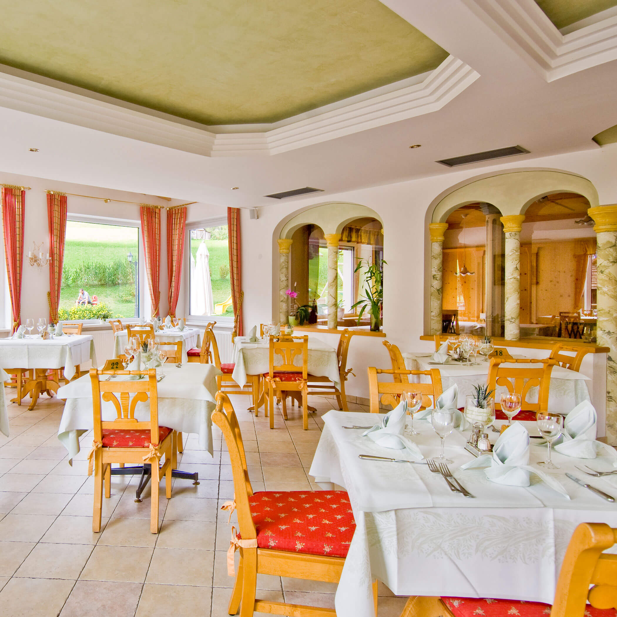 Hotel Willy - dining room